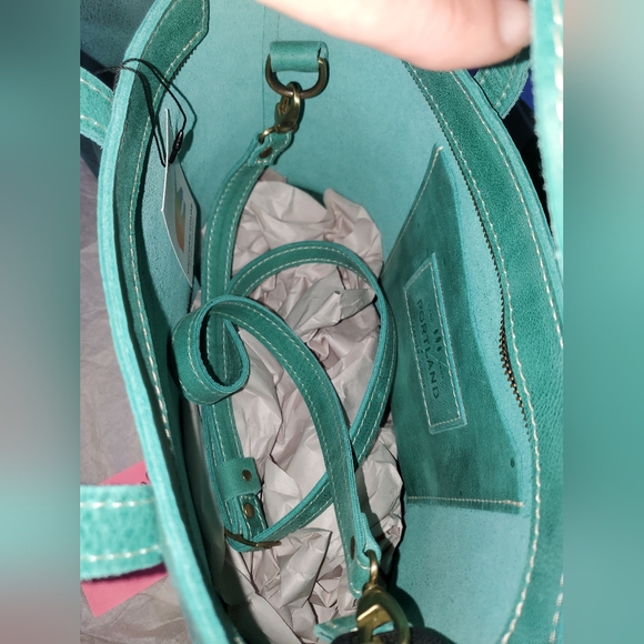 🦄 $200 Reef Medium Zippered Crossbody Tote 🦄 - Picture 4 of 4